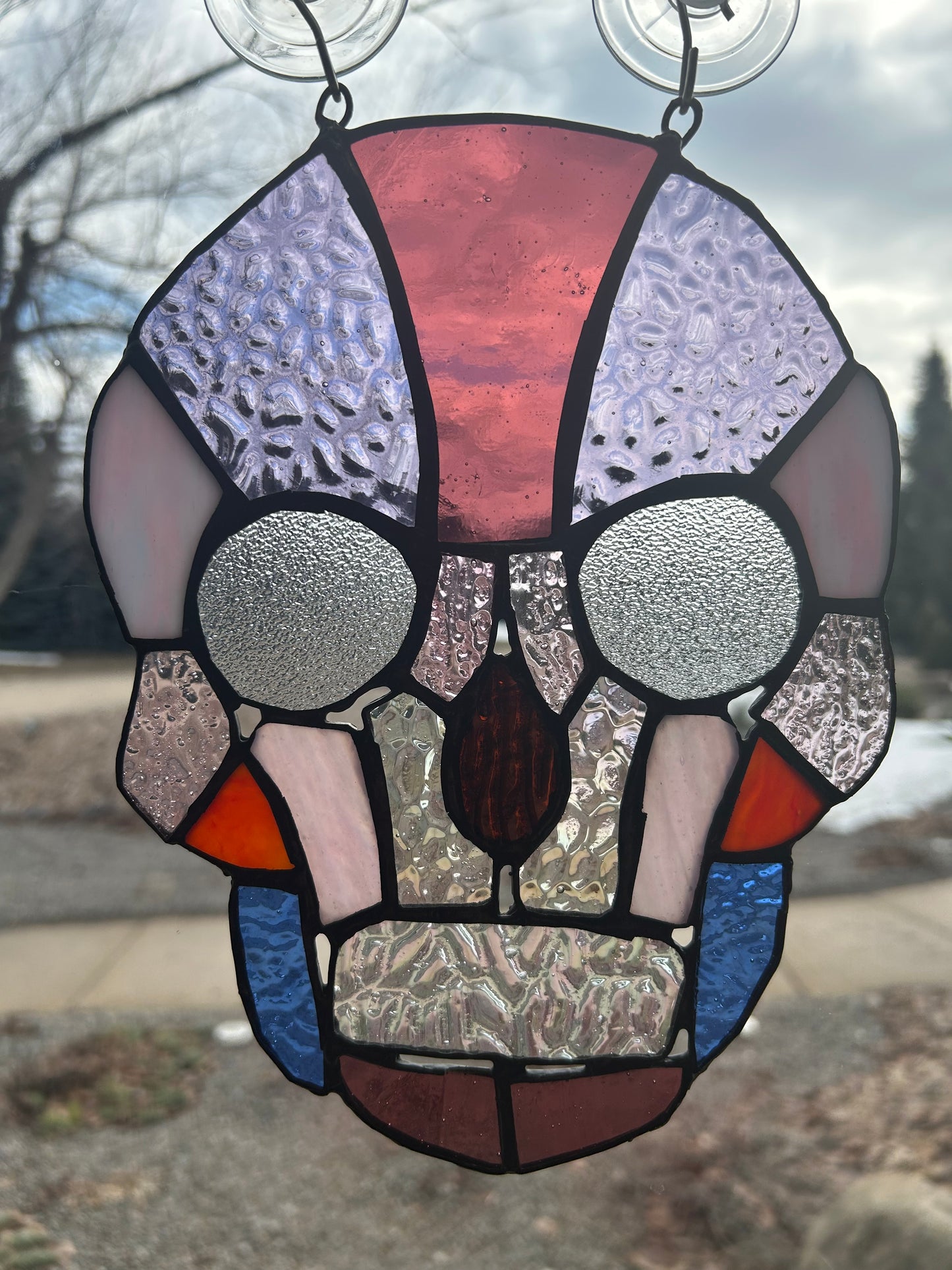 Blush Fragment Skull – Soft Mosaic in Rose, Violet & Iridescent Glass