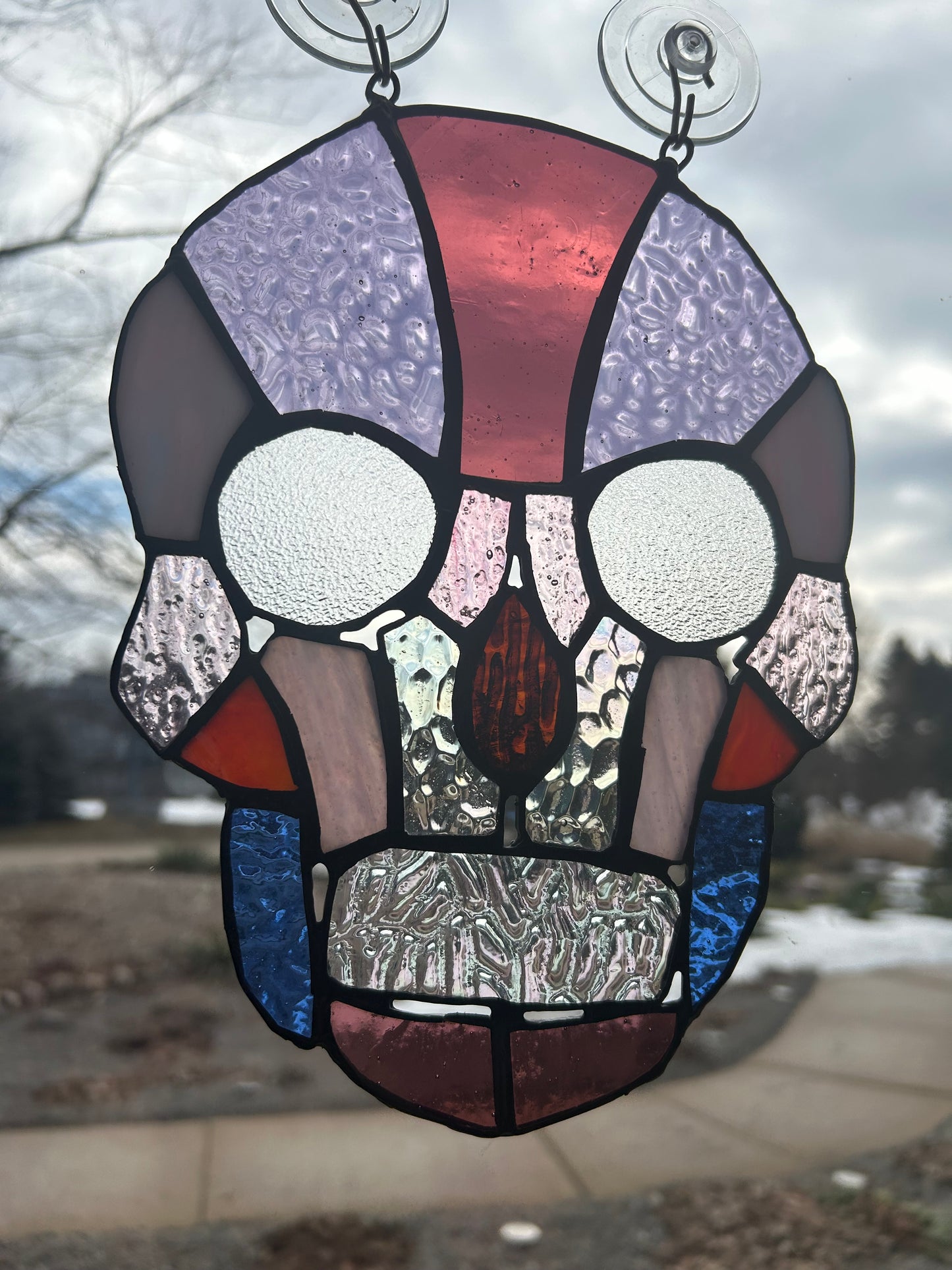 Blush Fragment Skull – Soft Mosaic in Rose, Violet & Iridescent Glass