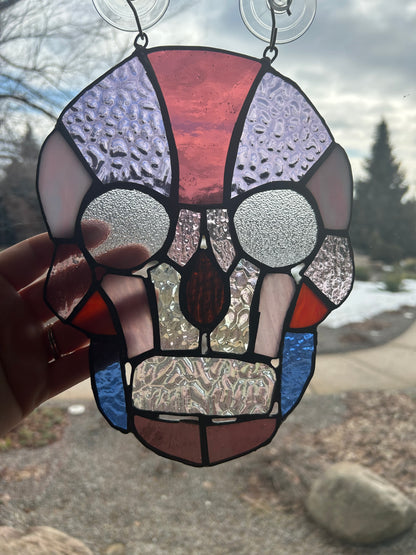 Blush Fragment Skull – Soft Mosaic in Rose, Violet & Iridescent Glass